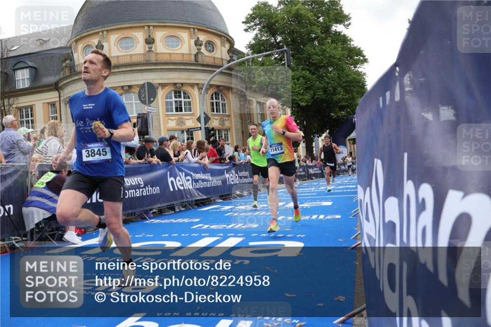 29.06.2025 - hella hamburg halbmarathon Strokosch-Dieckow http://msf.ph/oto/8224958 29.06.2025 10:30:38 Ziel 2460, 2851, 3845, 7055, 7231, 7481, 8318, 11413, 12049, 15253, 17322, 18235 meine-sportfotos.de