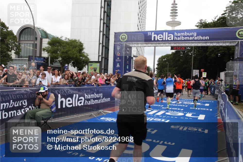 29.06.2025 - hella hamburg halbmarathon Michael Strokosch http://msf.ph/oto/8224968 29.06.2025 10:50:24 Ziel 4247, 4933, 7930, 7932, 8899, 8921, 12035, 12949, 13609, 13690, 14034, 16000, 16242, 18499, 18811, 19040 meine-sportfotos.de