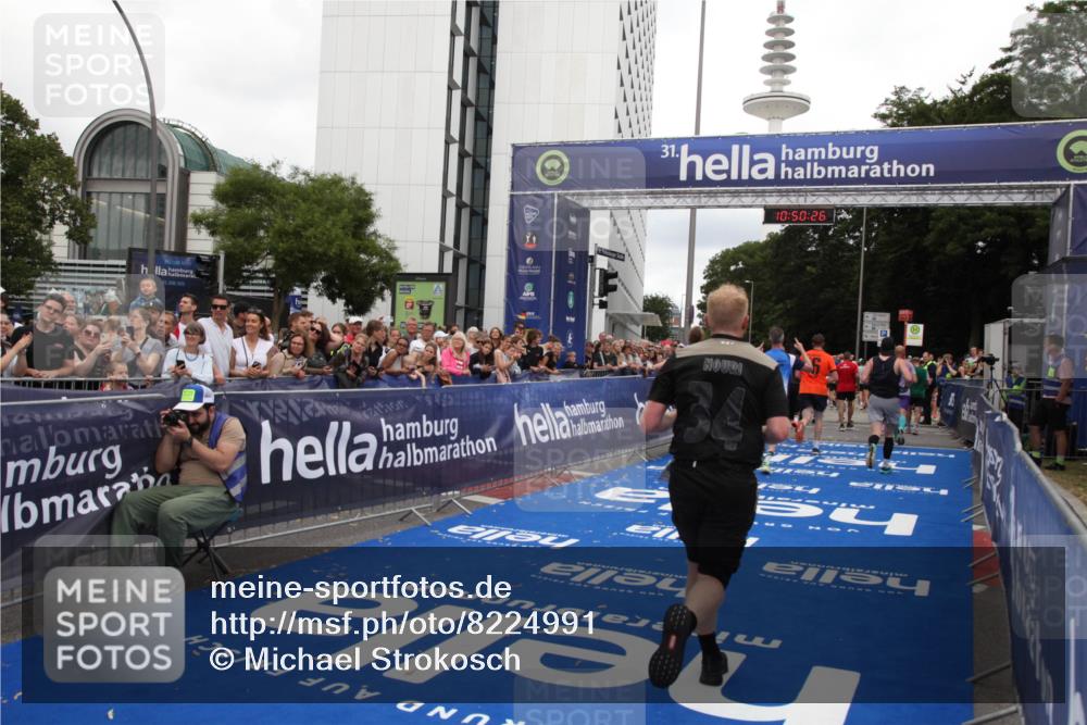 29.06.2025 - hella hamburg halbmarathon Michael Strokosch http://msf.ph/oto/8224991 29.06.2025 10:50:25 Ziel 4247, 4933, 6795, 8899, 8921, 12035, 12949, 13609, 13690, 14034, 16000, 16242, 18499 meine-sportfotos.de
