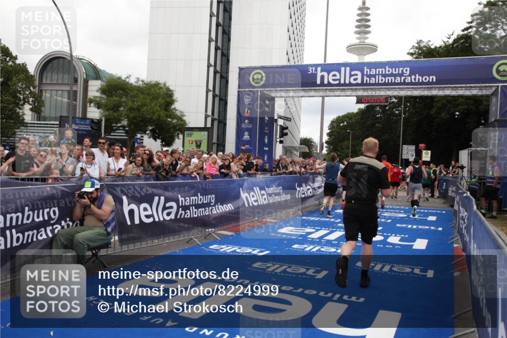 29.06.2025 - hella hamburg halbmarathon Michael Strokosch http://msf.ph/oto/8224999 29.06.2025 10:50:25 Ziel 4247, 4933, 6795, 8899, 8921, 12035, 12949, 13609, 13690, 14034, 16000, 16242, 18499 meine-sportfotos.de