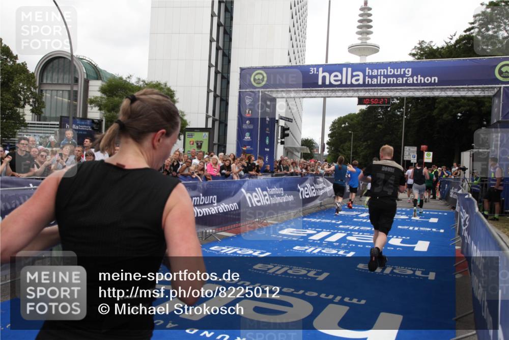 29.06.2025 - hella hamburg halbmarathon Michael Strokosch http://msf.ph/oto/8225012 29.06.2025 10:50:25 Ziel 4247, 4933, 6795, 8899, 8921, 12035, 12949, 13609, 13690, 14034, 16000, 16242, 18499 meine-sportfotos.de