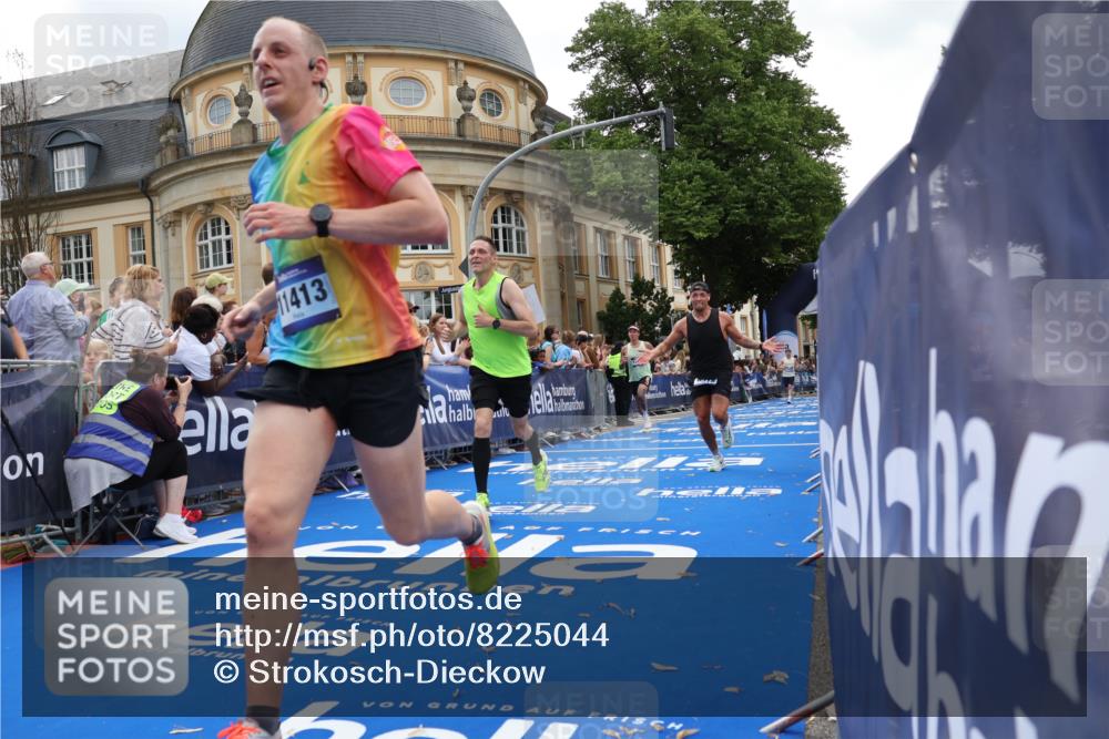29.06.2025 - hella hamburg halbmarathon Strokosch-Dieckow http://msf.ph/oto/8225044 29.06.2025 10:30:39 Ziel 2460, 2851, 3845, 7055, 7231, 7481, 8318, 9508, 11413, 12049, 15253, 17322, 18235, 18871 meine-sportfotos.de