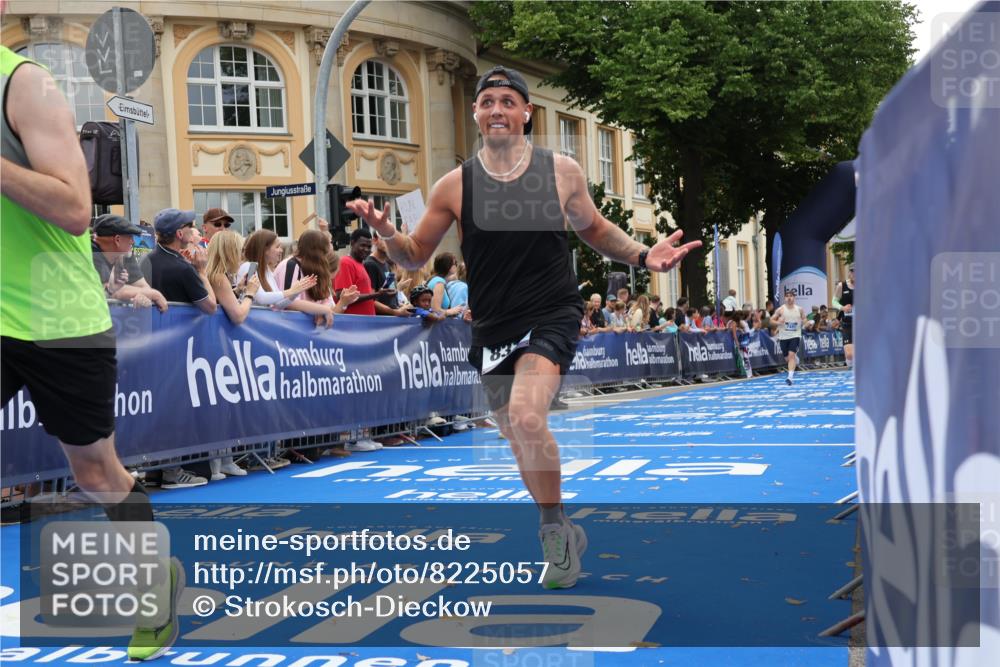 29.06.2025 - hella hamburg halbmarathon Strokosch-Dieckow http://msf.ph/oto/8225057 29.06.2025 10:30:39 Ziel 2460, 2851, 3845, 7055, 7231, 7481, 8318, 9508, 11413, 12049, 15253, 17322, 18235, 18871 meine-sportfotos.de