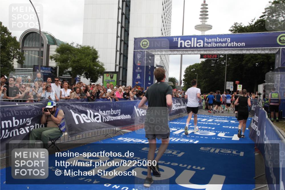 29.06.2025 - hella hamburg halbmarathon Michael Strokosch http://msf.ph/oto/8225060 29.06.2025 10:50:28 Ziel 4127, 4247, 6795, 8899, 11455, 12035, 12624, 12949, 14034, 16242, 18394 meine-sportfotos.de