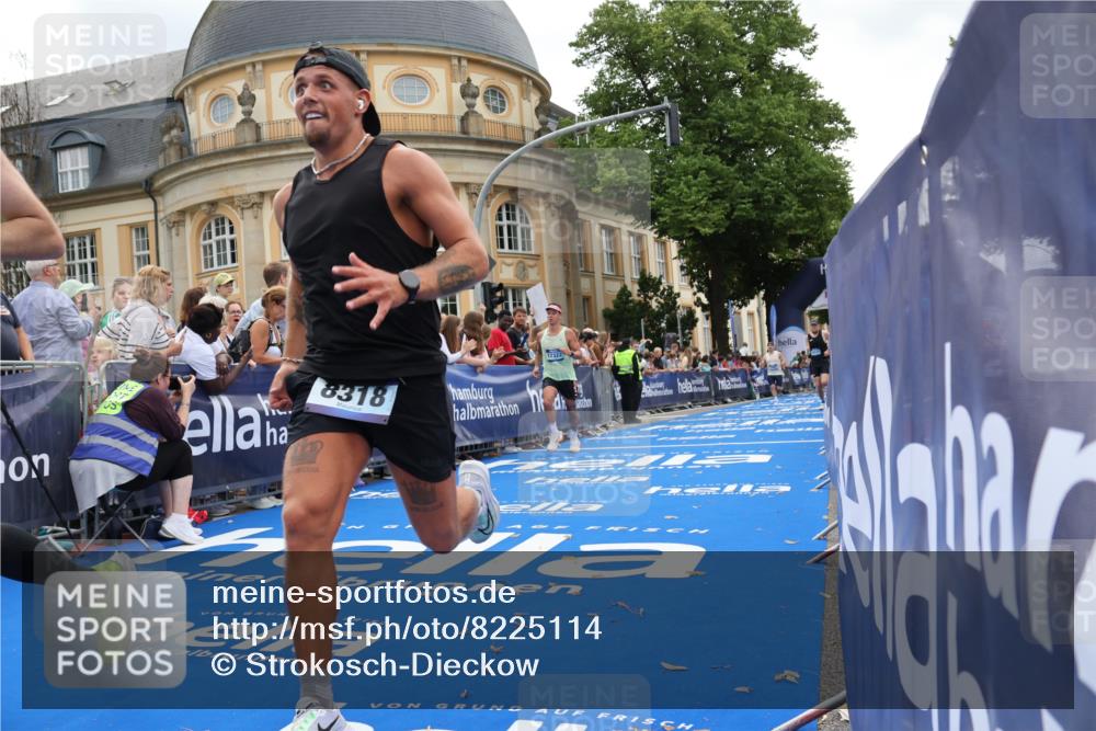 29.06.2025 - hella hamburg halbmarathon Strokosch-Dieckow http://msf.ph/oto/8225114 29.06.2025 10:30:40 Ziel 2851, 3379, 3845, 7055, 7231, 7481, 8318, 9508, 11413, 12049, 17322, 18235, 18871 meine-sportfotos.de