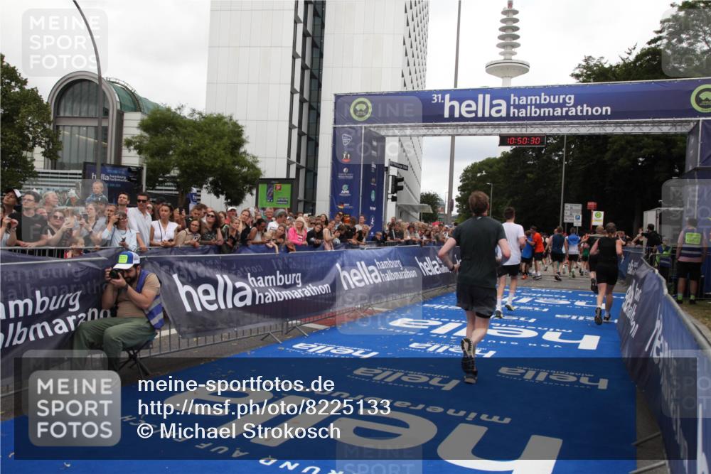 29.06.2025 - hella hamburg halbmarathon Michael Strokosch http://msf.ph/oto/8225133 29.06.2025 10:50:29 Ziel 4127, 4247, 6795, 8899, 11455, 12035, 12624, 14034, 14626, 17319, 18394 meine-sportfotos.de