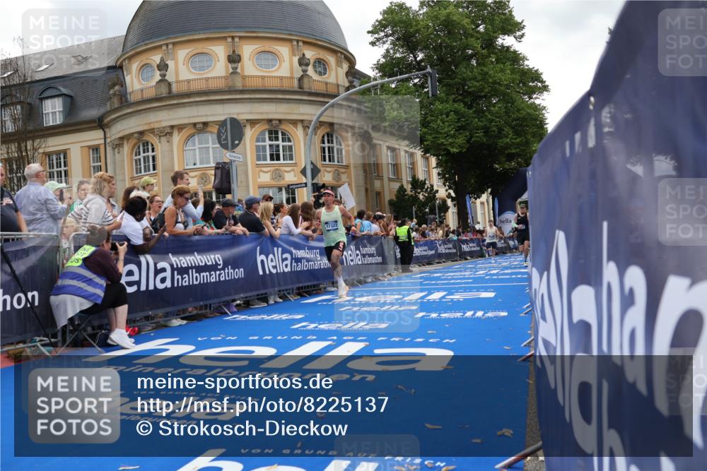 29.06.2025 - hella hamburg halbmarathon Strokosch-Dieckow http://msf.ph/oto/8225137 29.06.2025 10:30:40 Ziel 2851, 3379, 3845, 7055, 7231, 7481, 8318, 9508, 11413, 12049, 17322, 18235, 18871 meine-sportfotos.de