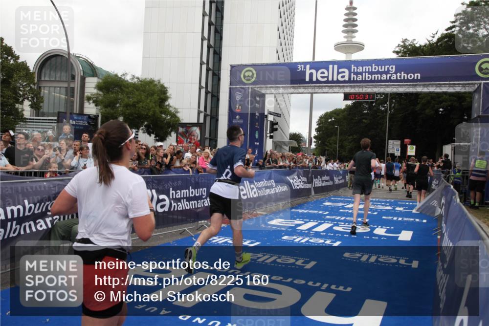 29.06.2025 - hella hamburg halbmarathon Michael Strokosch http://msf.ph/oto/8225160 29.06.2025 10:50:30 Ziel 4127, 4247, 6795, 8153, 8899, 11455, 12035, 12624, 14034, 14626, 17319, 18394 meine-sportfotos.de