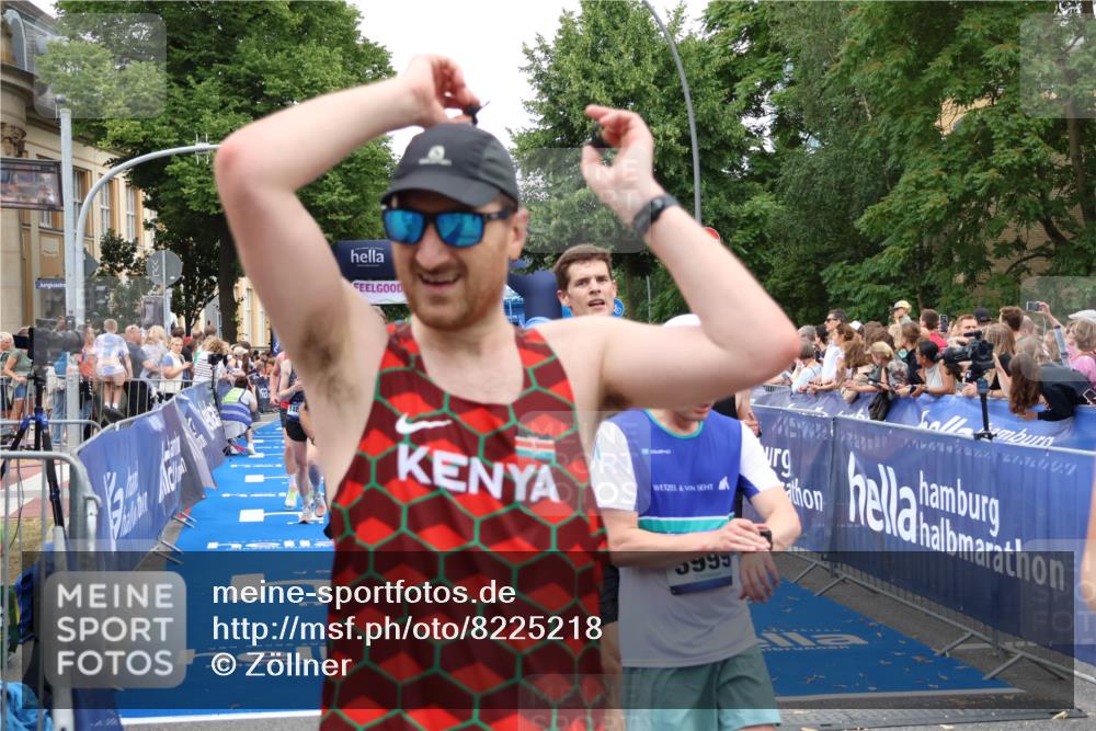 29.06.2025 - hella hamburg halbmarathon Zöllner http://msf.ph/oto/8225218 29.06.2025 10:52:51 Ziel 1257, 1657, 2287, 2444, 2814, 2910, 3999, 5077, 5169, 5194, 8172, 8955, 9065, 9163, 10811, 11217, 11992, 12482, 14198, 14286, 14805, 16467, 17198, 18331, 19244 meine-sportfotos.de