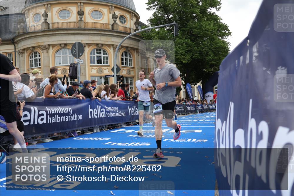 29.06.2025 - hella hamburg halbmarathon Strokosch-Dieckow http://msf.ph/oto/8225462 29.06.2025 10:30:48 Ziel 3379, 7055, 7880, 9381, 9508, 18871 meine-sportfotos.de