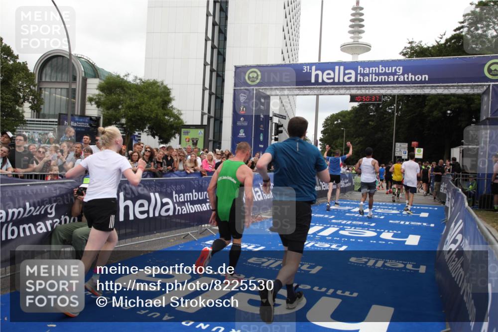 29.06.2025 - hella hamburg halbmarathon Michael Strokosch http://msf.ph/oto/8225530 29.06.2025 10:50:36 Ziel 1750, 3414, 4127, 5447, 6282, 7397, 8153, 8576, 11214, 11455, 12624, 13812, 14626, 15803, 16806, 17179, 17247, 17319, 18006 meine-sportfotos.de
