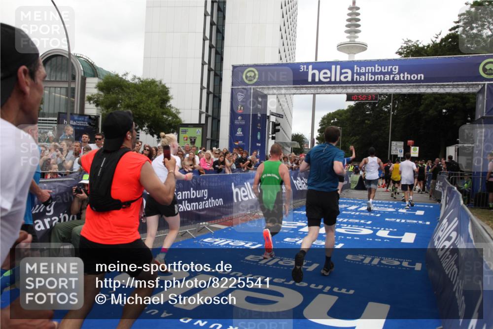 29.06.2025 - hella hamburg halbmarathon Michael Strokosch http://msf.ph/oto/8225541 29.06.2025 10:50:36 Ziel 1750, 3414, 4127, 5447, 6282, 7397, 8153, 8576, 11214, 11455, 12624, 13812, 14626, 15803, 16806, 17179, 17247, 17319, 18006 meine-sportfotos.de