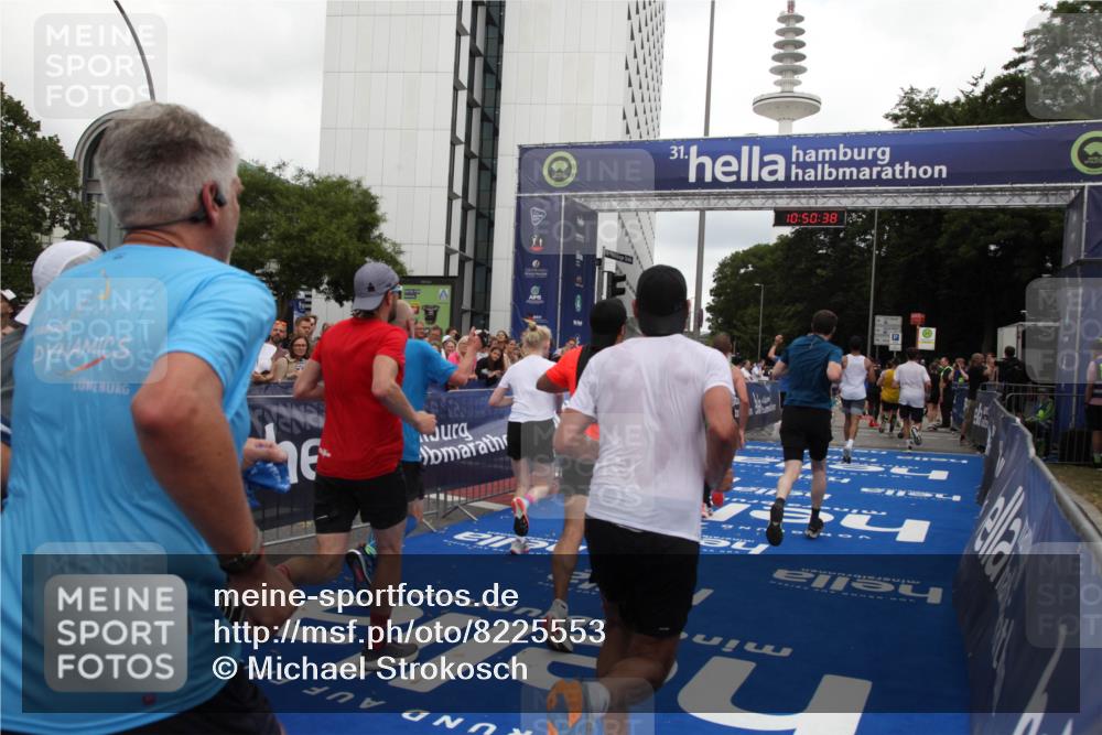 29.06.2025 - hella hamburg halbmarathon Michael Strokosch http://msf.ph/oto/8225553 29.06.2025 10:50:37 Ziel 1399, 1750, 3414, 4127, 4346, 5447, 6282, 7397, 7786, 8153, 8576, 9057, 11214, 11455, 13812, 14626, 15519, 15803, 16806, 17179, 17247, 17319, 18006 meine-sportfotos.de