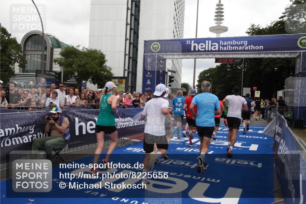 29.06.2025 - hella hamburg halbmarathon Michael Strokosch http://msf.ph/oto/8225656 29.06.2025 10:50:38 Ziel 1399, 1750, 3414, 4346, 5447, 6282, 6662, 7397, 7786, 8153, 8576, 9057, 11214, 13808, 13812, 13875, 14626, 15519, 15803, 16806, 17179, 17247, 17319, 18006 meine-sportfotos.de