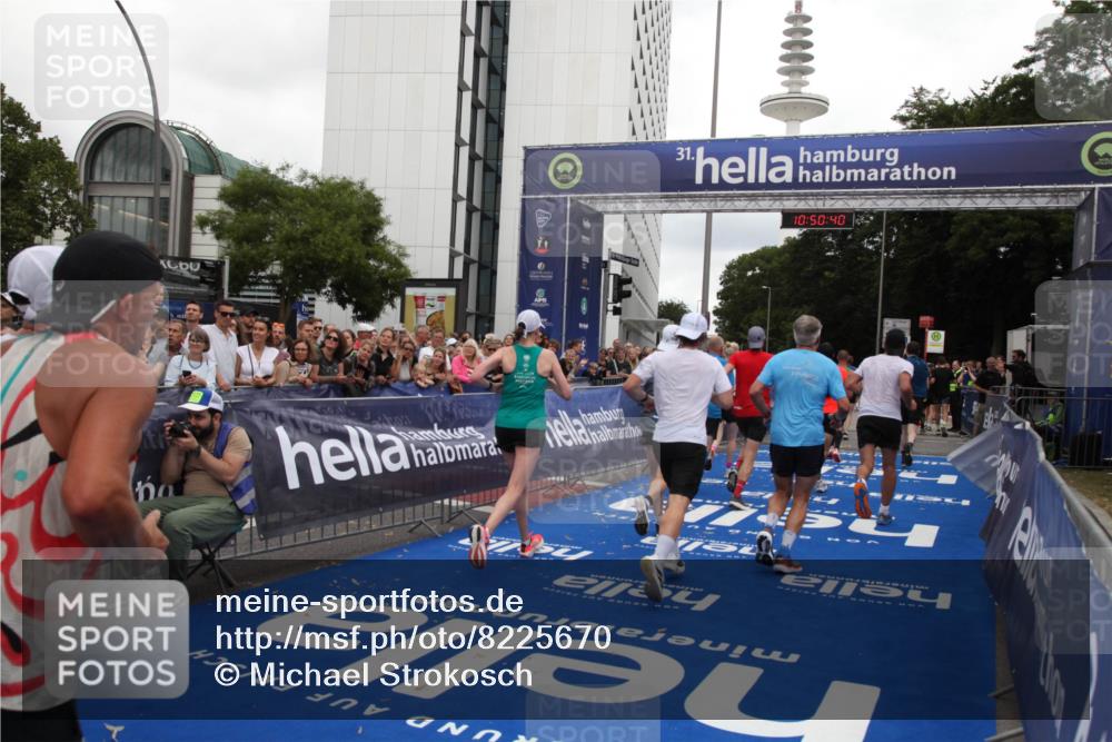 29.06.2025 - hella hamburg halbmarathon Michael Strokosch http://msf.ph/oto/8225670 29.06.2025 10:50:39 Ziel 1399, 1750, 3414, 4346, 5447, 6282, 6662, 7397, 7583, 7786, 8153, 8576, 9057, 11214, 13808, 13812, 13875, 15519, 15803, 16291, 16806, 17179, 17247, 18006, 18413 meine-sportfotos.de