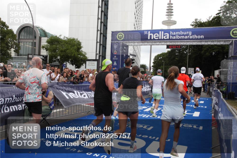 29.06.2025 - hella hamburg halbmarathon Michael Strokosch http://msf.ph/oto/8225757 29.06.2025 10:50:42 Ziel 1399, 1750, 4346, 6282, 6662, 6712, 7134, 7397, 7583, 7786, 7952, 8576, 9057, 11214, 11356, 13701, 13808, 13812, 13875, 15519, 15803, 16291, 16806, 17179, 17247, 18006, 18413, 18820 meine-sportfotos.de