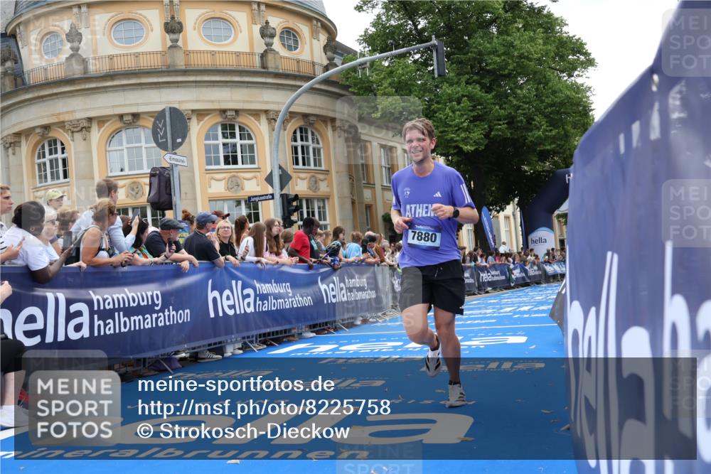 29.06.2025 - hella hamburg halbmarathon Strokosch-Dieckow http://msf.ph/oto/8225758 29.06.2025 10:30:55 Ziel 7880, 9381, 16508 meine-sportfotos.de