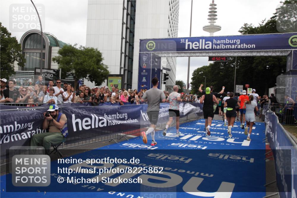 29.06.2025 - hella hamburg halbmarathon Michael Strokosch http://msf.ph/oto/8225862 29.06.2025 10:50:44 Ziel 1399, 1750, 2234, 2788, 4346, 6662, 6712, 7134, 7583, 7786, 7952, 9057, 11356, 13701, 13808, 13875, 15519, 16291, 18006, 18229, 18413, 18820 meine-sportfotos.de