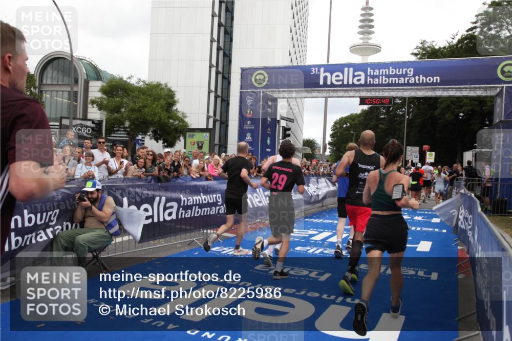 29.06.2025 - hella hamburg halbmarathon Michael Strokosch http://msf.ph/oto/8225986 29.06.2025 10:50:46 Ziel 1399, 2234, 2788, 4346, 6662, 6712, 7134, 7583, 7786, 7952, 8657, 9057, 11356, 13701, 13808, 13875, 15426, 15519, 15720, 16291, 17129, 17908, 18229, 18370, 18413, 18820 meine-sportfotos.de