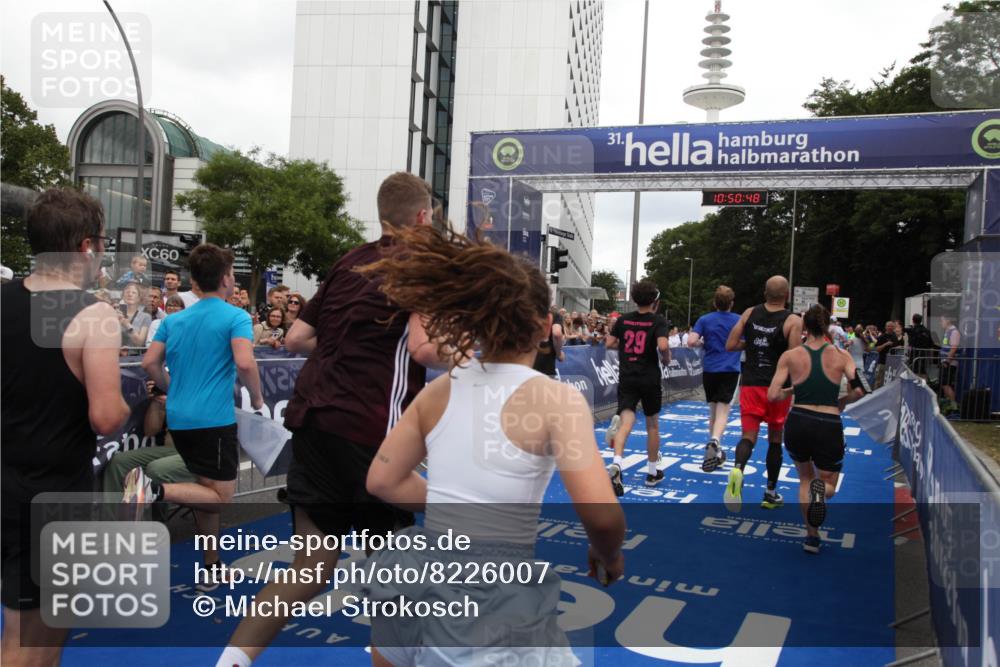 29.06.2025 - hella hamburg halbmarathon Michael Strokosch http://msf.ph/oto/8226007 29.06.2025 10:50:47 Ziel 2234, 2788, 5115, 6662, 6712, 7134, 7583, 7952, 8657, 11356, 13701, 13808, 13875, 15426, 15720, 16291, 17129, 17908, 18229, 18370, 18413, 18820 meine-sportfotos.de