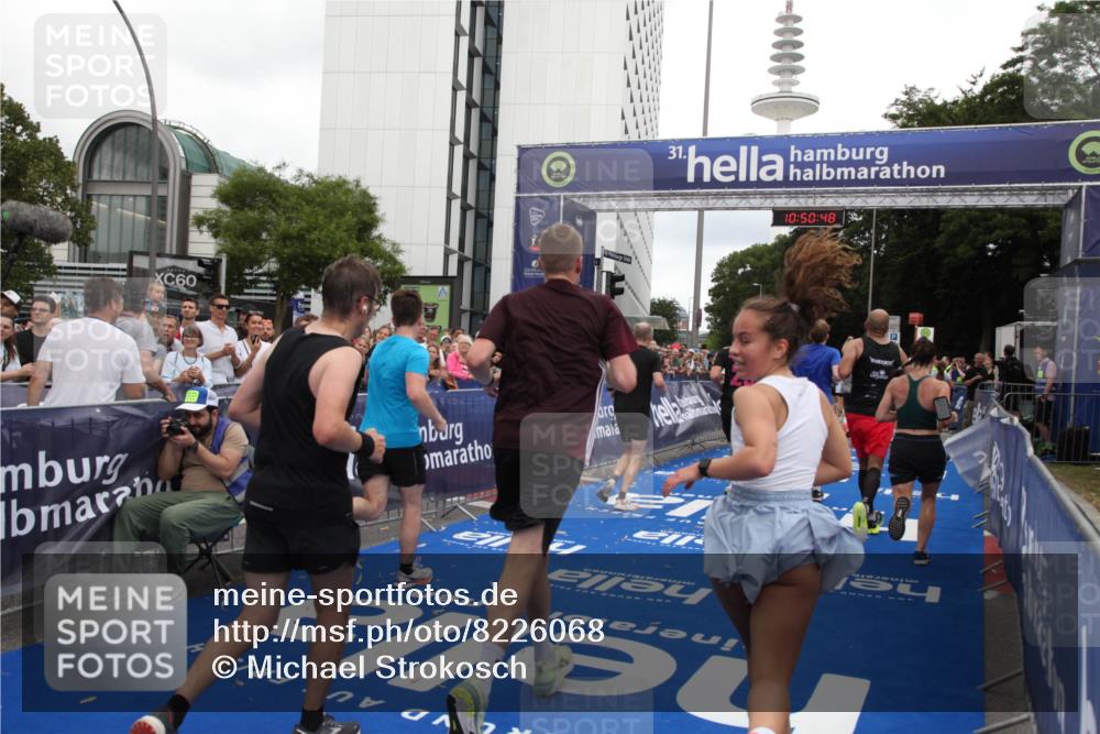 29.06.2025 - hella hamburg halbmarathon Michael Strokosch http://msf.ph/oto/8226068 29.06.2025 10:50:47 Ziel 2234, 2788, 5115, 6662, 6712, 7134, 7583, 7952, 8657, 11356, 13701, 13808, 13875, 15426, 15720, 16291, 17129, 17908, 18229, 18370, 18413, 18820 meine-sportfotos.de