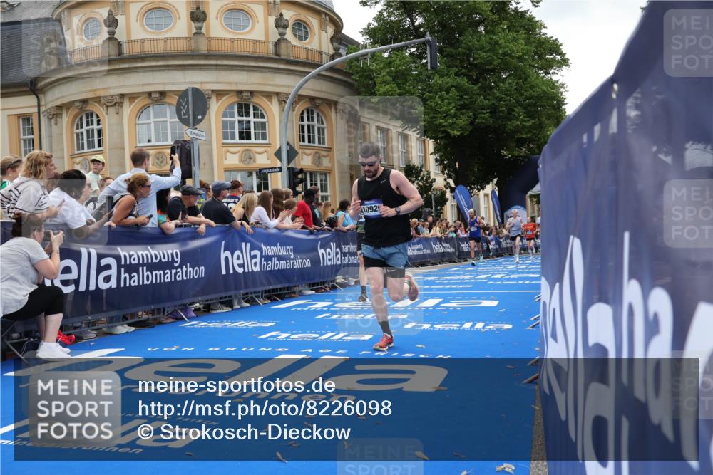 29.06.2025 - hella hamburg halbmarathon Strokosch-Dieckow http://msf.ph/oto/8226098 29.06.2025 10:31:09 Ziel 3201, 4812, 5826, 10017, 10298, 10929, 11857, 12232, 13754, 14450, 18177, 19042 meine-sportfotos.de
