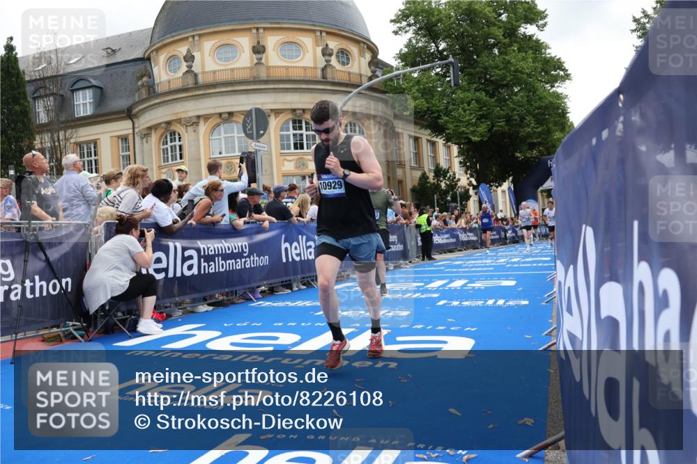 29.06.2025 - hella hamburg halbmarathon Strokosch-Dieckow http://msf.ph/oto/8226108 29.06.2025 10:31:09 Ziel 3201, 4812, 5826, 10017, 10298, 10929, 11857, 12232, 13754, 14450, 18177, 19042 meine-sportfotos.de