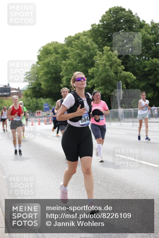 29.06.2025 - hella hamburg halbmarathon Jannik Wohlers http://msf.ph/oto/8226109 29.06.2025 10:27:39 Lombardsbrücke 1148, 5369, 5847, 6632, 7497, 8215, 9567, 11692, 11739, 12780, 12823, 12842, 13568, 13678, 13860, 14155, 15123, 15607, 15608, 16569, 16804, 18256 meine-sportfotos.de