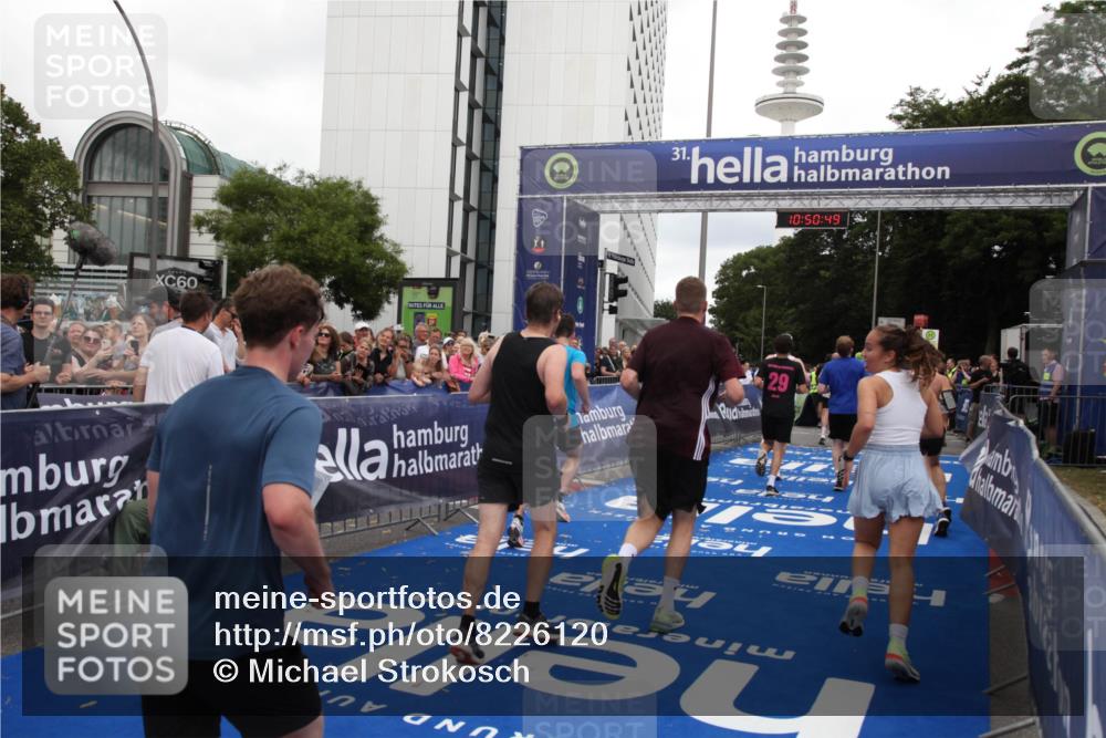 29.06.2025 - hella hamburg halbmarathon Michael Strokosch http://msf.ph/oto/8226120 29.06.2025 10:50:48 Ziel 2234, 2788, 5115, 6712, 7134, 7583, 7952, 8657, 11356, 13701, 15426, 15720, 16291, 17129, 17908, 18229, 18370, 18413, 18820 meine-sportfotos.de