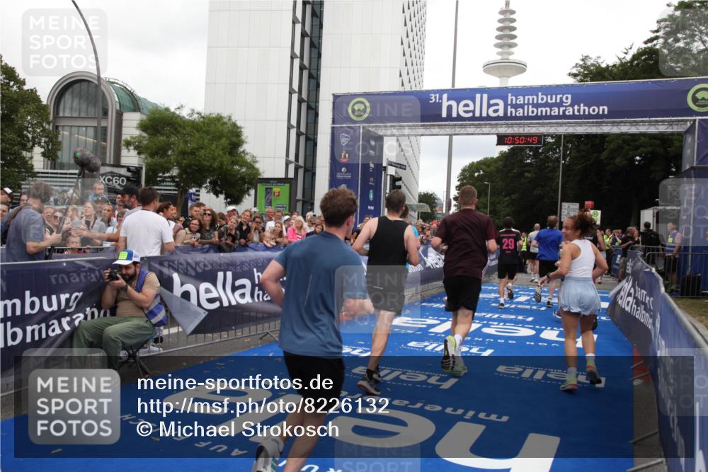29.06.2025 - hella hamburg halbmarathon Michael Strokosch http://msf.ph/oto/8226132 29.06.2025 10:50:48 Ziel 2234, 2788, 5115, 6712, 7134, 7583, 7952, 8657, 11356, 13701, 15426, 15720, 16291, 17129, 17908, 18229, 18370, 18413, 18820 meine-sportfotos.de