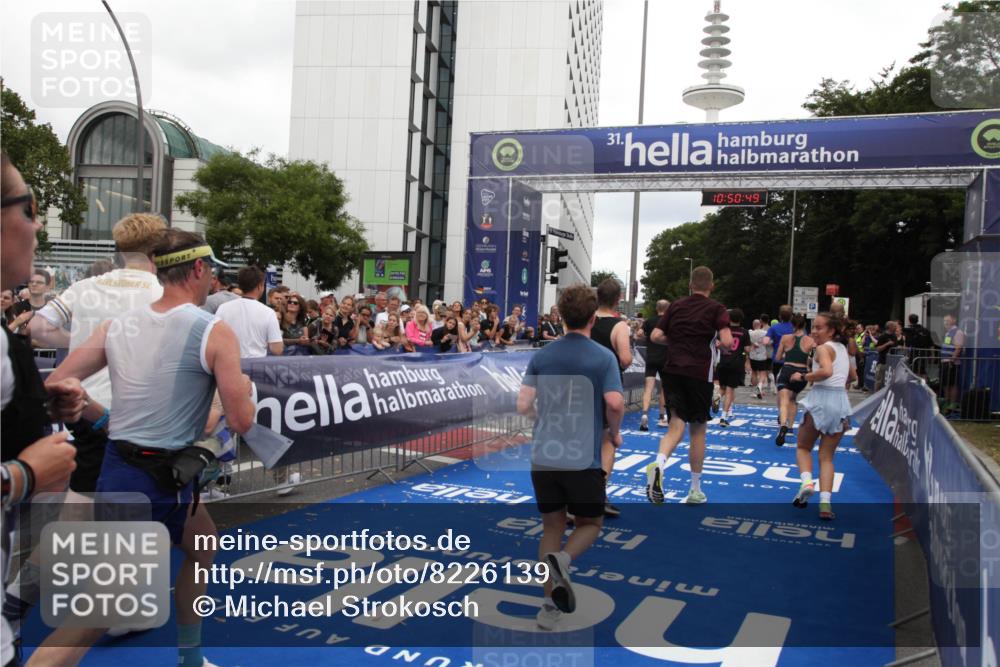 29.06.2025 - hella hamburg halbmarathon Michael Strokosch http://msf.ph/oto/8226139 29.06.2025 10:50:48 Ziel 2234, 2788, 5115, 6712, 7134, 7583, 7952, 8657, 11356, 13701, 15426, 15720, 16291, 17129, 17908, 18229, 18370, 18413, 18820 meine-sportfotos.de