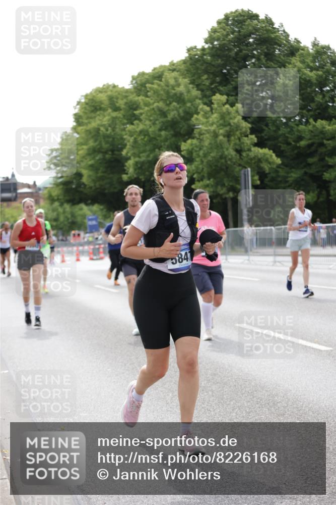 29.06.2025 - hella hamburg halbmarathon Jannik Wohlers http://msf.ph/oto/8226168 29.06.2025 10:27:39 Lombardsbrücke 1148, 5369, 5847, 6632, 7497, 8215, 9567, 11692, 11739, 12780, 12823, 12842, 13568, 13678, 13860, 14155, 15123, 15607, 15608, 16569, 16804, 18256 meine-sportfotos.de