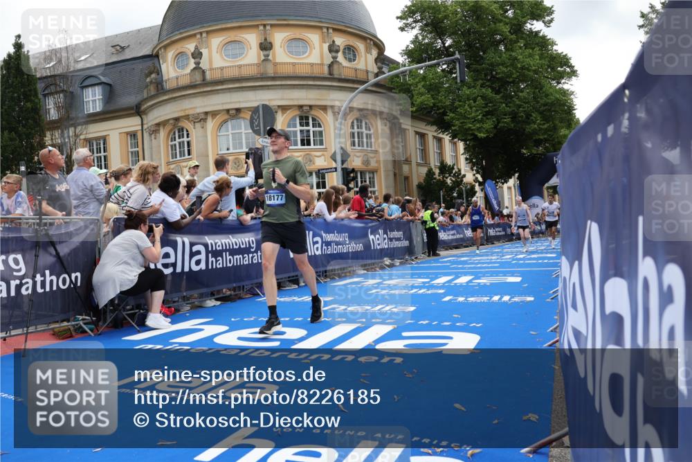 29.06.2025 - hella hamburg halbmarathon Strokosch-Dieckow http://msf.ph/oto/8226185 29.06.2025 10:31:10 Ziel 3201, 4812, 5826, 10017, 10298, 10929, 11857, 12232, 13754, 14450, 14548, 18177, 19042 meine-sportfotos.de
