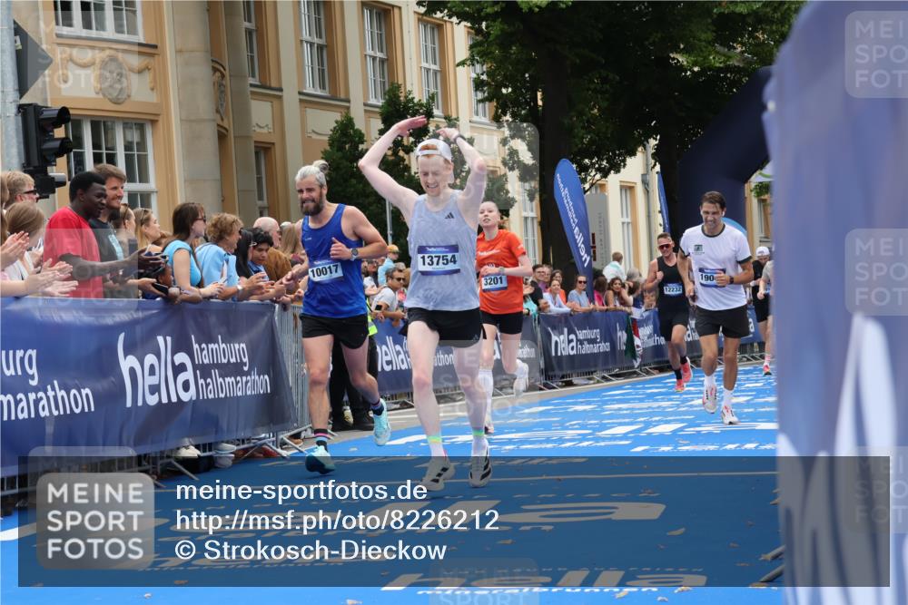 29.06.2025 - hella hamburg halbmarathon Strokosch-Dieckow http://msf.ph/oto/8226212 29.06.2025 10:31:12 Ziel 3201, 3955, 4812, 10017, 10298, 10929, 11857, 12232, 13754, 14450, 14548, 18177, 19042 meine-sportfotos.de