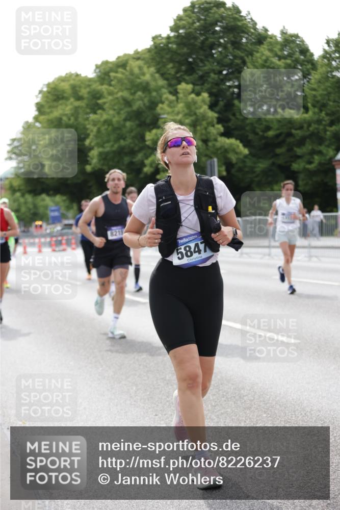 29.06.2025 - hella hamburg halbmarathon Jannik Wohlers http://msf.ph/oto/8226237 29.06.2025 10:27:40 Lombardsbrücke 1148, 5369, 5847, 6632, 7497, 8215, 9567, 11692, 11739, 12780, 12842, 13568, 13678, 13860, 14017, 14155, 15123, 15608, 18256 meine-sportfotos.de