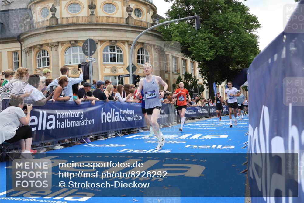 29.06.2025 - hella hamburg halbmarathon Strokosch-Dieckow http://msf.ph/oto/8226292 29.06.2025 10:31:13 Ziel 3201, 3955, 4812, 10017, 10298, 10929, 11857, 12232, 13754, 14450, 14548, 18177, 19042 meine-sportfotos.de