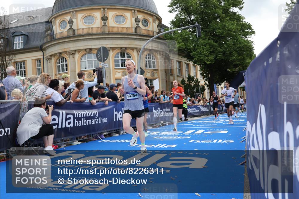 29.06.2025 - hella hamburg halbmarathon Strokosch-Dieckow http://msf.ph/oto/8226311 29.06.2025 10:31:13 Ziel 3201, 3955, 4812, 10017, 10298, 10929, 11857, 12232, 13754, 14450, 14548, 18177, 19042 meine-sportfotos.de