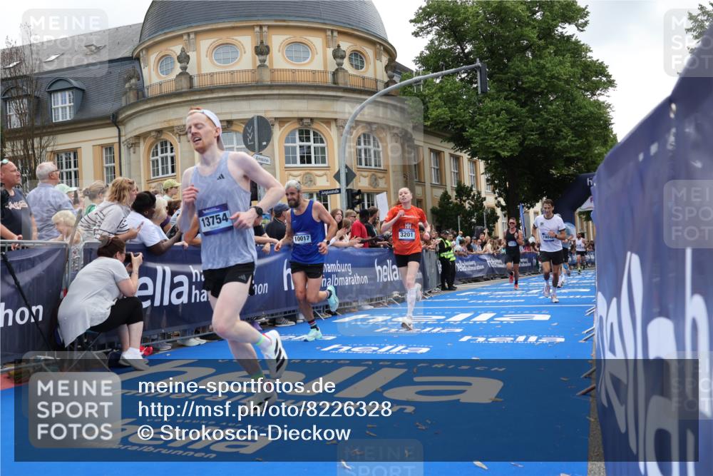 29.06.2025 - hella hamburg halbmarathon Strokosch-Dieckow http://msf.ph/oto/8226328 29.06.2025 10:31:14 Ziel 3201, 3955, 4812, 10017, 10298, 11857, 12232, 13754, 14450, 14548, 18177, 19042 meine-sportfotos.de