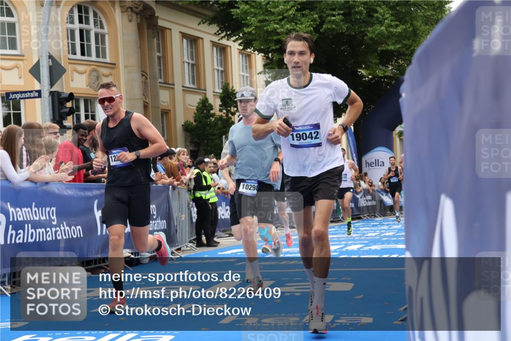 29.06.2025 - hella hamburg halbmarathon Strokosch-Dieckow http://msf.ph/oto/8226409 29.06.2025 10:31:16 Ziel 3201, 3955, 4812, 10017, 10298, 11857, 12232, 13754, 14450, 14548, 19042 meine-sportfotos.de