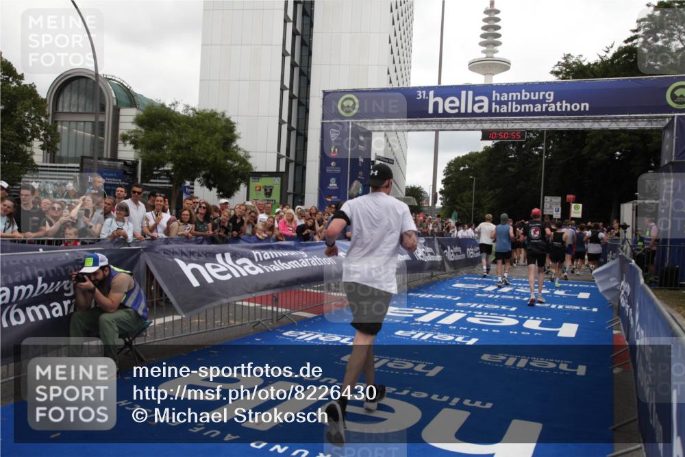 29.06.2025 - hella hamburg halbmarathon Michael Strokosch http://msf.ph/oto/8226430 29.06.2025 10:50:54 Ziel 1466, 3654, 3947, 4839, 5018, 5115, 7052, 8205, 8657, 10750, 15395, 15426, 15643, 15720, 17129, 17908, 18182, 18370 meine-sportfotos.de