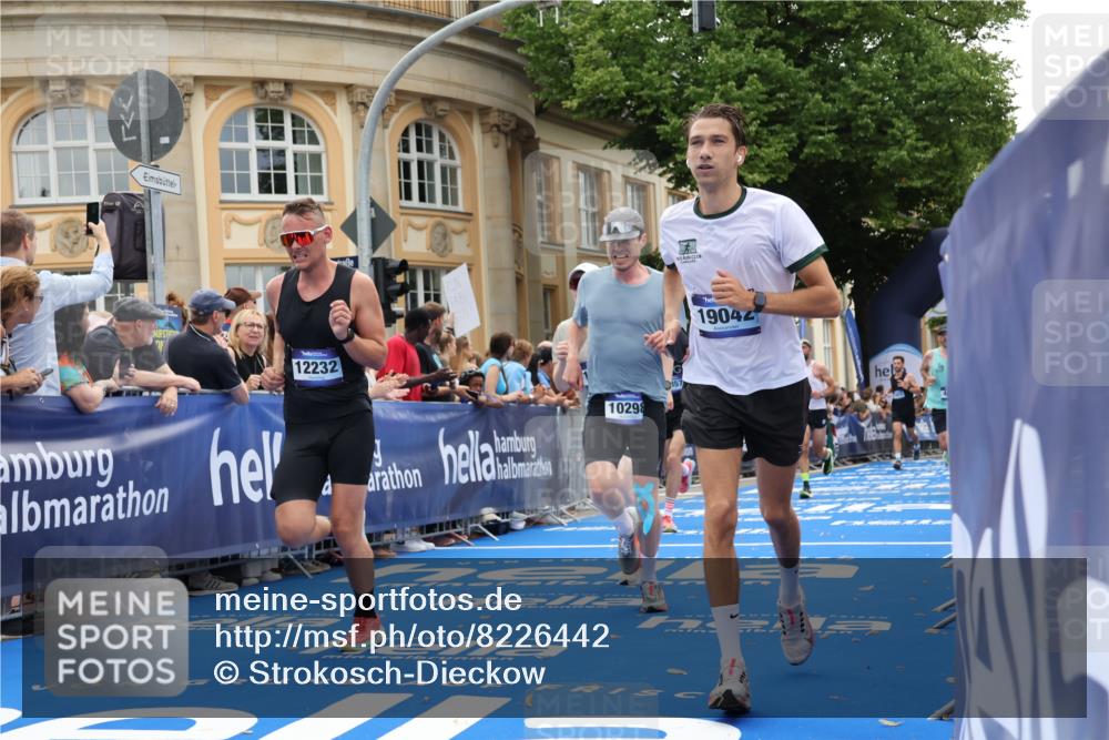 29.06.2025 - hella hamburg halbmarathon Strokosch-Dieckow http://msf.ph/oto/8226442 29.06.2025 10:31:16 Ziel 3201, 3955, 4812, 10017, 10298, 11857, 12232, 13754, 14450, 14548, 19042 meine-sportfotos.de