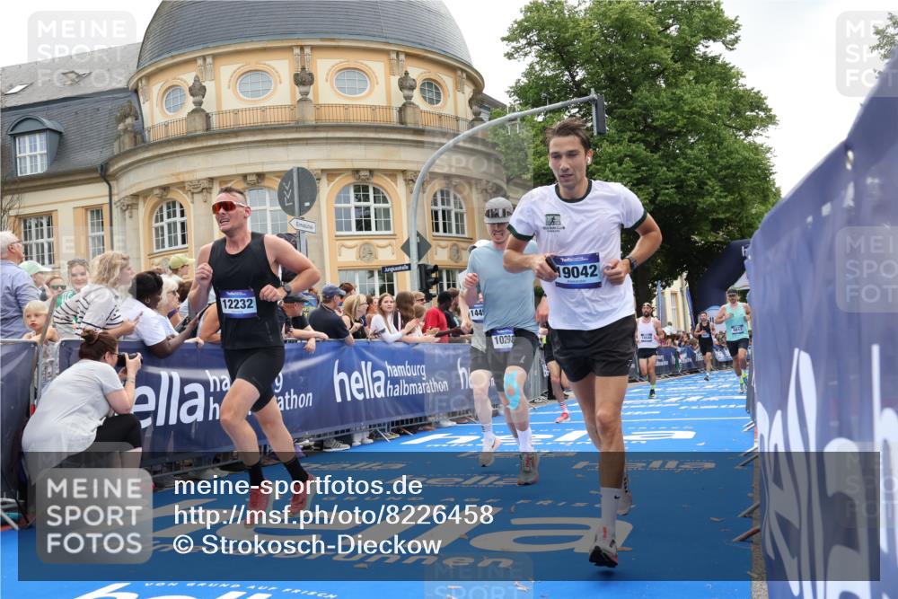 29.06.2025 - hella hamburg halbmarathon Strokosch-Dieckow http://msf.ph/oto/8226458 29.06.2025 10:31:17 Ziel 3201, 3955, 4812, 10017, 10298, 11857, 12232, 13754, 14450, 14548, 19042 meine-sportfotos.de