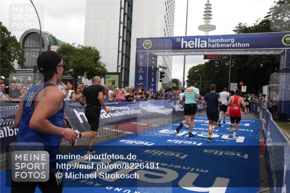 29.06.2025 - hella hamburg halbmarathon Michael Strokosch http://msf.ph/oto/8226491 29.06.2025 10:50:56 Ziel 1466, 3654, 3947, 4839, 5018, 5115, 7052, 8205, 8572, 10750, 11551, 15395, 15643, 18182 meine-sportfotos.de