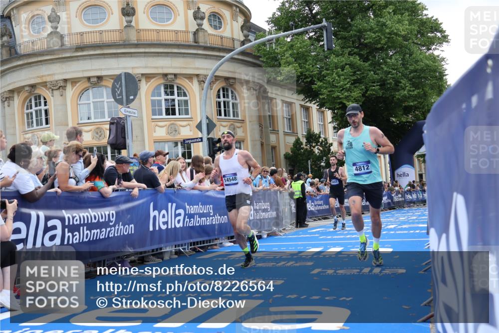 29.06.2025 - hella hamburg halbmarathon Strokosch-Dieckow http://msf.ph/oto/8226564 29.06.2025 10:31:19 Ziel 3955, 4812, 10017, 10298, 11857, 12232, 14450, 14548, 19042, 19118 meine-sportfotos.de