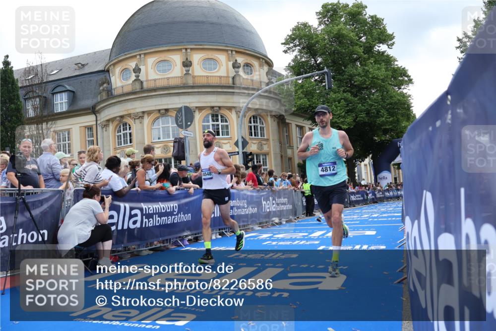 29.06.2025 - hella hamburg halbmarathon Strokosch-Dieckow http://msf.ph/oto/8226586 29.06.2025 10:31:20 Ziel 3955, 4812, 10298, 11857, 12232, 14450, 14548, 19042, 19118 meine-sportfotos.de