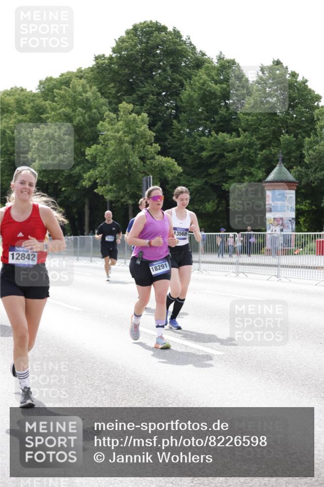 29.06.2025 - hella hamburg halbmarathon Jannik Wohlers http://msf.ph/oto/8226598 29.06.2025 10:27:42 Lombardsbrücke 1148, 5369, 5604, 5847, 6632, 7497, 8215, 9567, 9653, 9654, 11692, 11739, 12780, 12842, 13568, 13678, 14017, 14155, 15123, 15608, 18256 meine-sportfotos.de