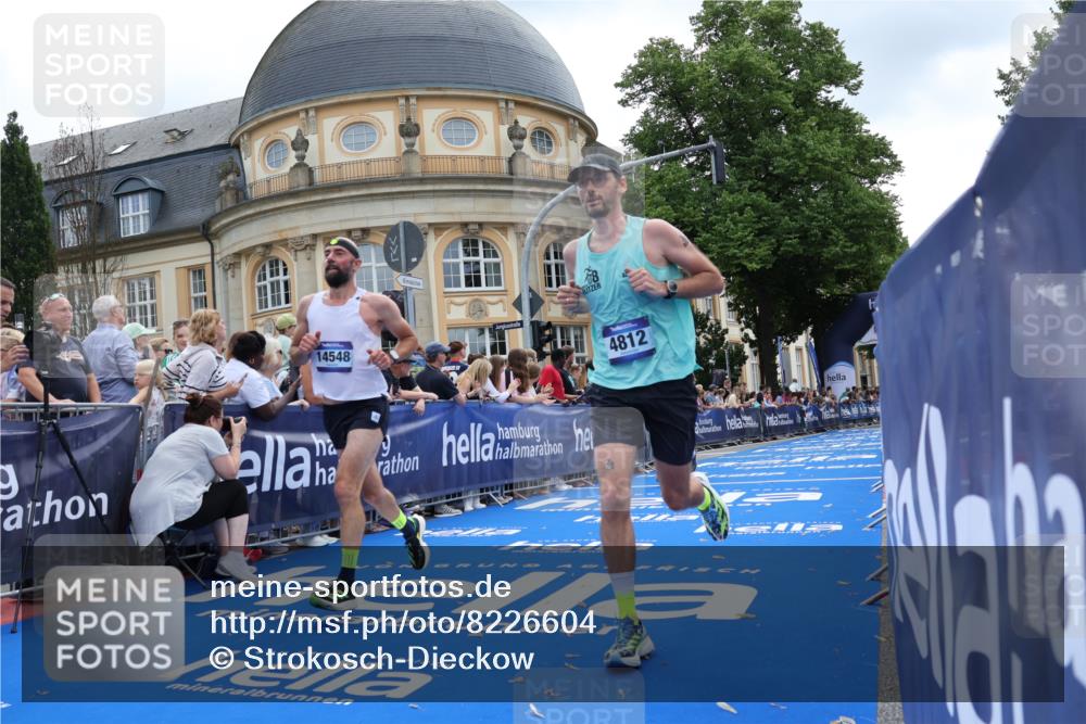 29.06.2025 - hella hamburg halbmarathon Strokosch-Dieckow http://msf.ph/oto/8226604 29.06.2025 10:31:20 Ziel 3955, 4812, 10298, 11857, 12232, 14450, 14548, 19042, 19118 meine-sportfotos.de
