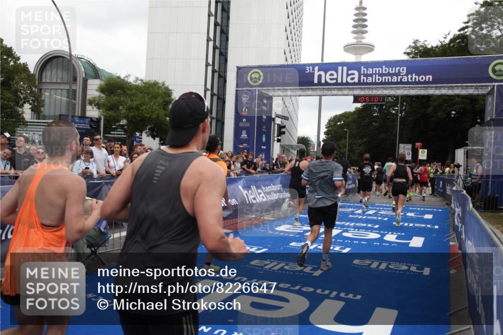29.06.2025 - hella hamburg halbmarathon Michael Strokosch http://msf.ph/oto/8226647 29.06.2025 10:51:00 Ziel 1466, 2207, 3654, 3947, 4839, 5018, 7052, 7369, 8205, 8572, 10215, 11551, 12778, 13687, 15362, 15395, 15643, 16285, 18350 meine-sportfotos.de