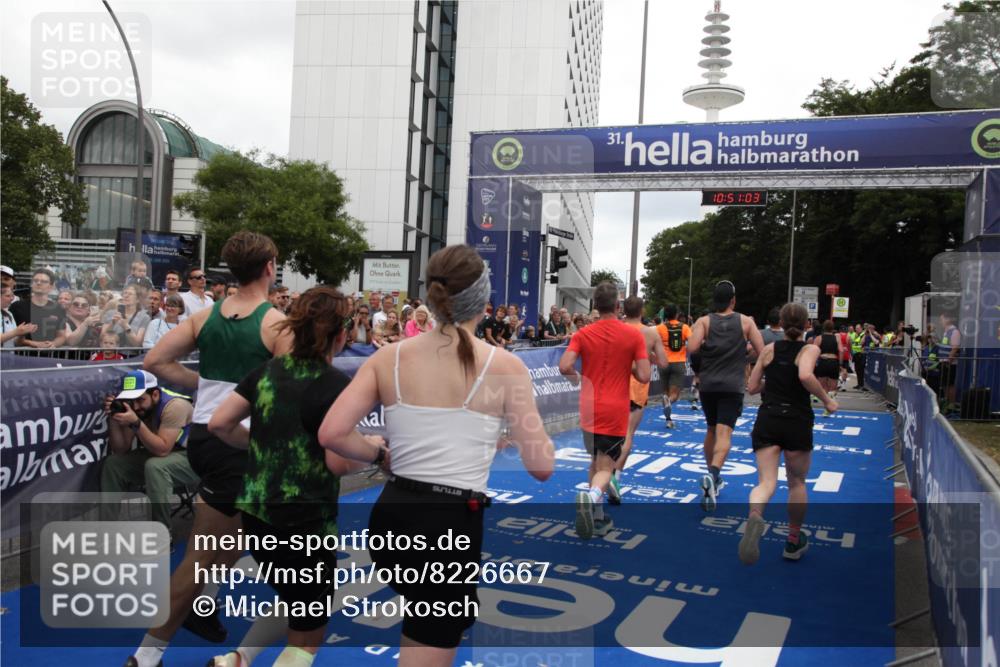 29.06.2025 - hella hamburg halbmarathon Michael Strokosch http://msf.ph/oto/8226667 29.06.2025 10:51:02 Ziel 1466, 1630, 2207, 3654, 7369, 8117, 8205, 8572, 10215, 11551, 12778, 13008, 13687, 14125, 15362, 15395, 15643, 16285, 17221, 18350 meine-sportfotos.de
