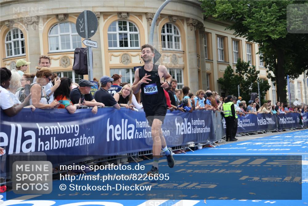 29.06.2025 - hella hamburg halbmarathon Strokosch-Dieckow http://msf.ph/oto/8226695 29.06.2025 10:31:21 Ziel 3955, 4812, 11857, 14450, 14548, 19042, 19118 meine-sportfotos.de